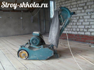 Процесс выравнивания пола электрорубанком